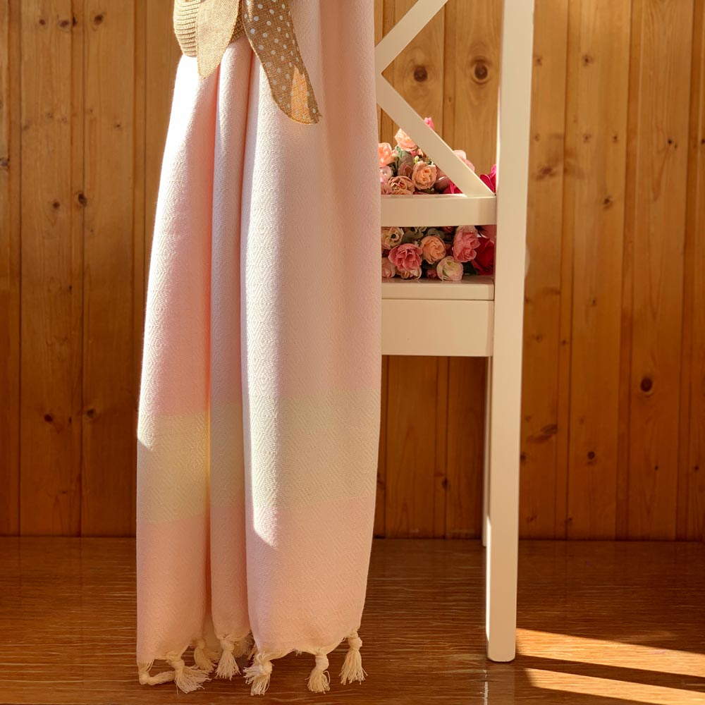 Saunatuch Rosa auf Stuhl